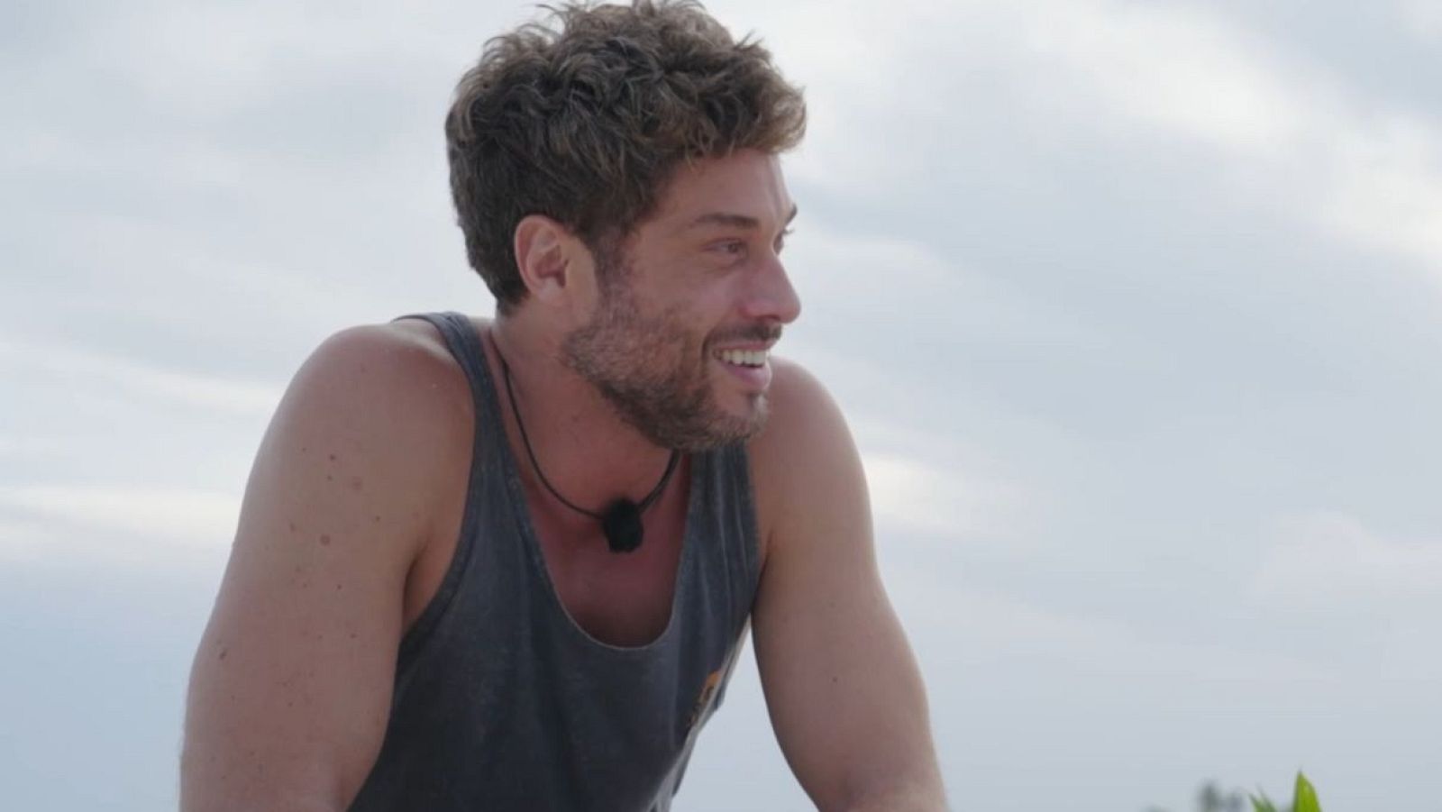 José Lamuño sonríe durante una prueba de Hasta el fin del mundo en TVE