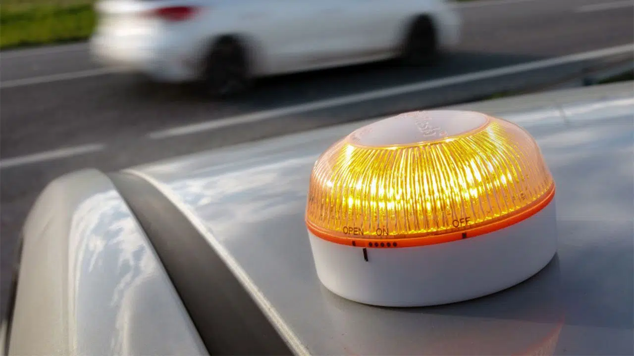 baliza V16 encima de un coche