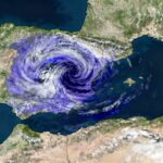 Mapa meteorológico que muestra el paso de la borrasca Claudia sobre la península ibérica con fuertes lluvias y viento