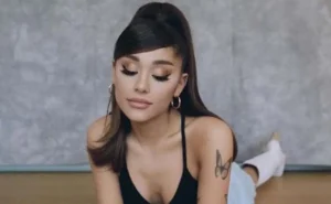 Ariana Grande con los ojos cerrados posando