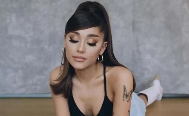 Ariana Grande con los ojos cerrados posando