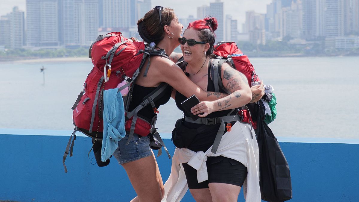 Dos concursantes de Hasta el fin del mundo de TVE se abrazan con sus mochilas en una etapa del viaje