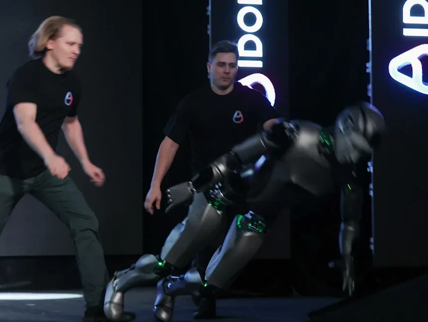 La caída del robot humanoide de Rusia