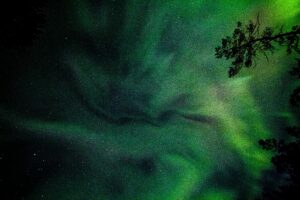 Aurora boreal visible en el cielo nocturno sobre paisaje rural en España durante 2025