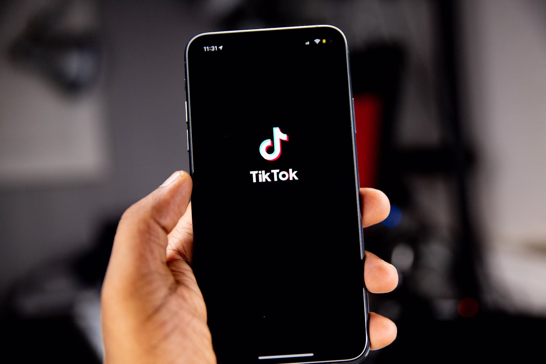 reto viral que está llenando TikTok de vídeos peligrosos con móviles y enchufes