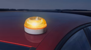 baliza V16 encima de un coche rojo