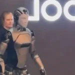 Robot humanoide de Rusia que al final se acaba cayendo