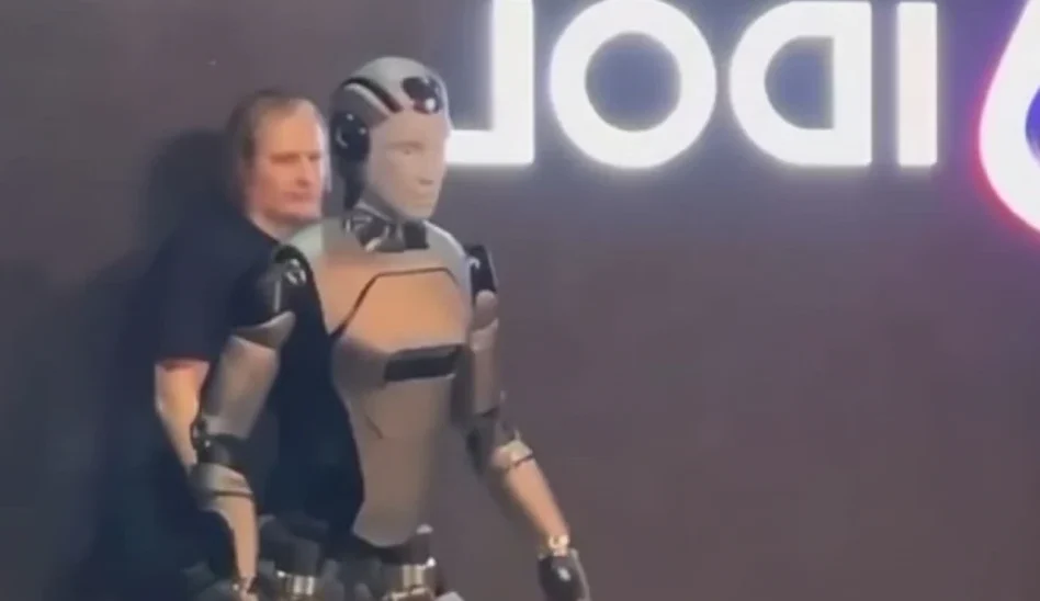 Robot humanoide de Rusia que al final se acaba cayendo