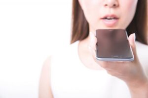 hablando con el micrófono del móvil