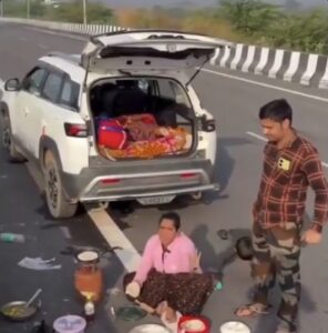 pareja en la carretera