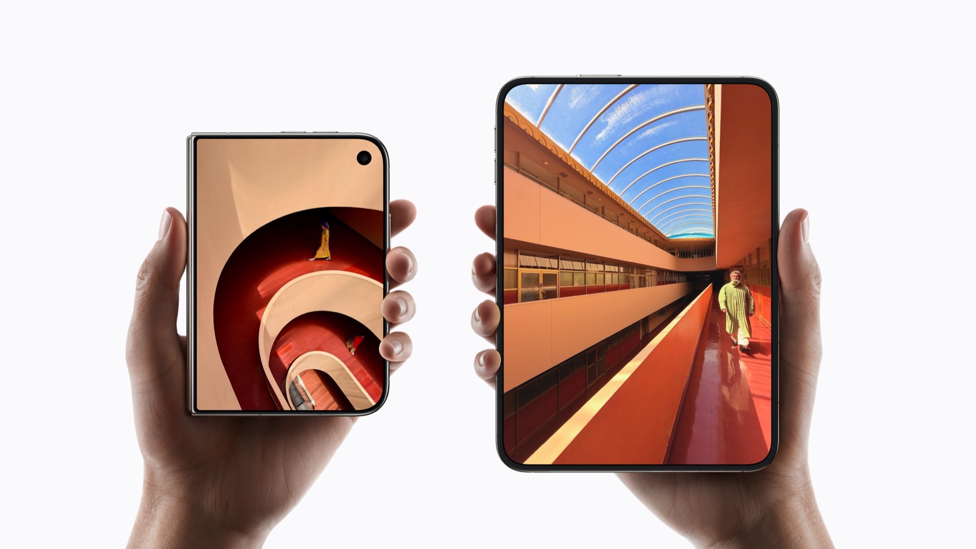 Imagen oficial de dos iPhone Duo sostenidos en la mano, uno cerrado y otro desplegado.